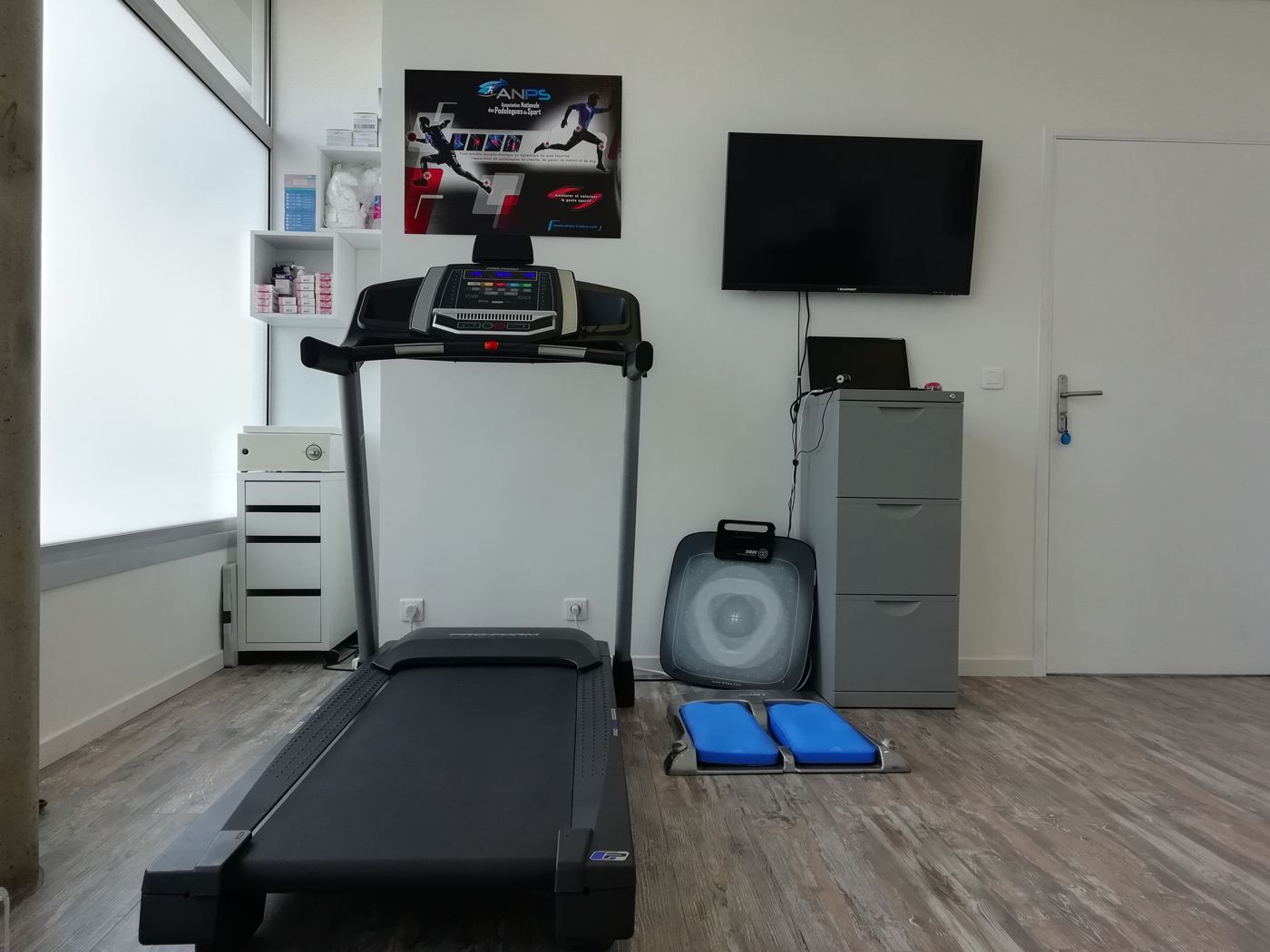 Espace d'analyse du cabinet avec tapis de course et plateforme de mesure des appuis